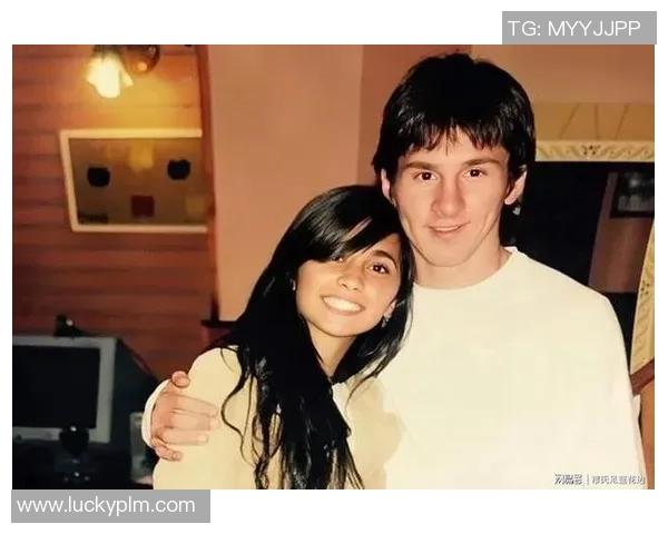 足球明星与爱妻甜蜜合影展现幸福生活瞬间引发网友热议